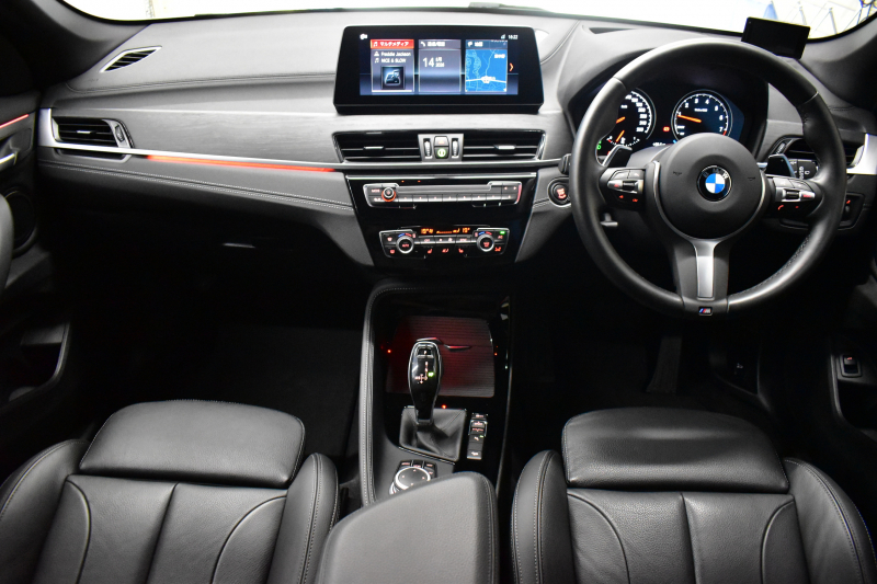 BMW X1 Xdrive25i  Mｽﾎﾟｰﾂ 後期LCI 高出力ｶﾞｿﾘﾝｴﾝｼﾞﾝ  ﾌｪｲｽﾘﾌﾄ後ﾓﾃﾞﾙ  1ｵｰﾅｰ 4WD 有償ｶﾗｰ「ﾐﾈﾗﾙﾎﾜｲﾄﾊﾟｰﾙ」 ﾊｲﾗｲﾝ&ｺﾝﾌｫｰﾄP 追従ACC HUD ﾋｰﾀｰ付電動黒革 ﾀｯﾁﾊﾟﾈﾙHDDﾅﾋﾞBｶﾒﾗ Pｱｼｽﾄ 衝突軽減B 車線逸脱&歩行者警告 電動Rｹﾞｰﾄ 18AW 2年保証