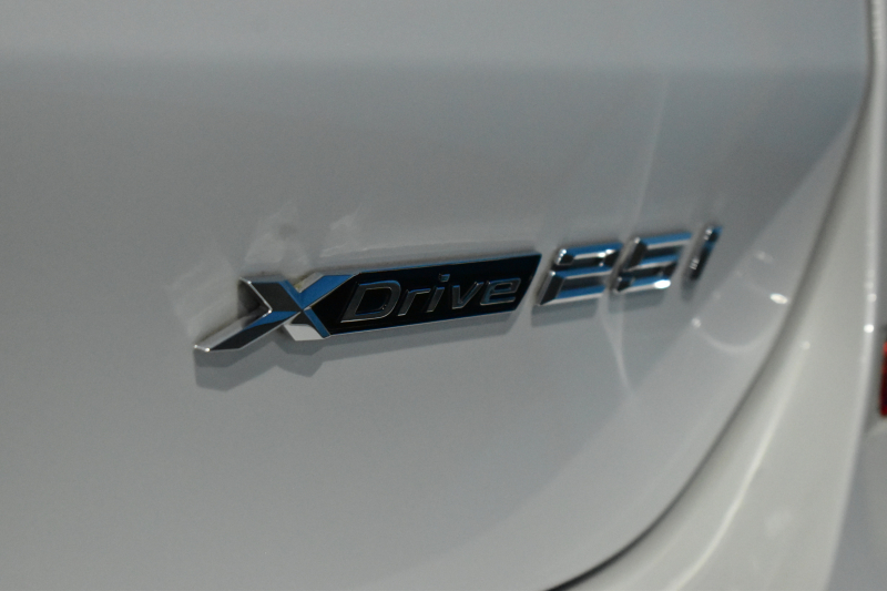 BMW X1 Xdrive25i  Mｽﾎﾟｰﾂ 後期LCI 高出力ｶﾞｿﾘﾝｴﾝｼﾞﾝ  ﾌｪｲｽﾘﾌﾄ後ﾓﾃﾞﾙ  1ｵｰﾅｰ 4WD 有償ｶﾗｰ「ﾐﾈﾗﾙﾎﾜｲﾄﾊﾟｰﾙ」 ﾊｲﾗｲﾝ&ｺﾝﾌｫｰﾄP 追従ACC HUD ﾋｰﾀｰ付電動黒革 ﾀｯﾁﾊﾟﾈﾙHDDﾅﾋﾞBｶﾒﾗ Pｱｼｽﾄ 衝突軽減B 車線逸脱&歩行者警告 電動Rｹﾞｰﾄ 18AW 2年保証