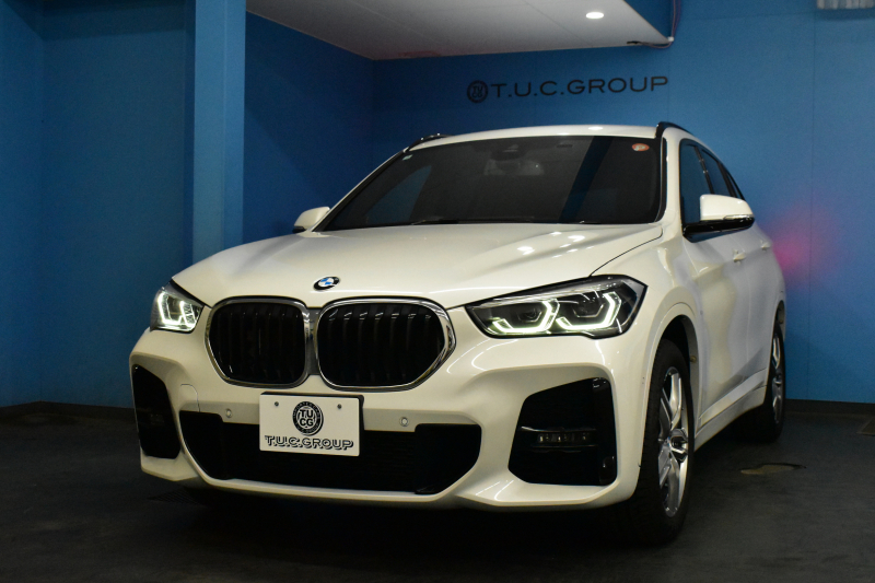 BMW X1 Xdrive25i  Mｽﾎﾟｰﾂ 後期LCI 高出力ｶﾞｿﾘﾝｴﾝｼﾞﾝ  ﾌｪｲｽﾘﾌﾄ後ﾓﾃﾞﾙ  1ｵｰﾅｰ 4WD 有償ｶﾗｰ「ﾐﾈﾗﾙﾎﾜｲﾄﾊﾟｰﾙ」 ﾊｲﾗｲﾝ&ｺﾝﾌｫｰﾄP 追従ACC HUD ﾋｰﾀｰ付電動黒革 ﾀｯﾁﾊﾟﾈﾙHDDﾅﾋﾞBｶﾒﾗ Pｱｼｽﾄ 衝突軽減B 車線逸脱&歩行者警告 電動Rｹﾞｰﾄ 18AW 2年保証