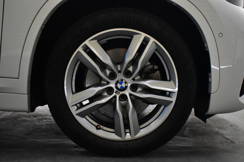 BMW X1 Xdrive25i  Mｽﾎﾟｰﾂ 後期LCI 高出力ｶﾞｿﾘﾝｴﾝｼﾞﾝ  ﾌｪｲｽﾘﾌﾄ後ﾓﾃﾞﾙ  1ｵｰﾅｰ 4WD 有償ｶﾗｰ「ﾐﾈﾗﾙﾎﾜｲﾄﾊﾟｰﾙ」 ﾊｲﾗｲﾝ&ｺﾝﾌｫｰﾄP 追従ACC HUD ﾋｰﾀｰ付電動黒革 ﾀｯﾁﾊﾟﾈﾙHDDﾅﾋﾞBｶﾒﾗ Pｱｼｽﾄ 衝突軽減B 車線逸脱&歩行者警告 電動Rｹﾞｰﾄ 18AW 2年保証