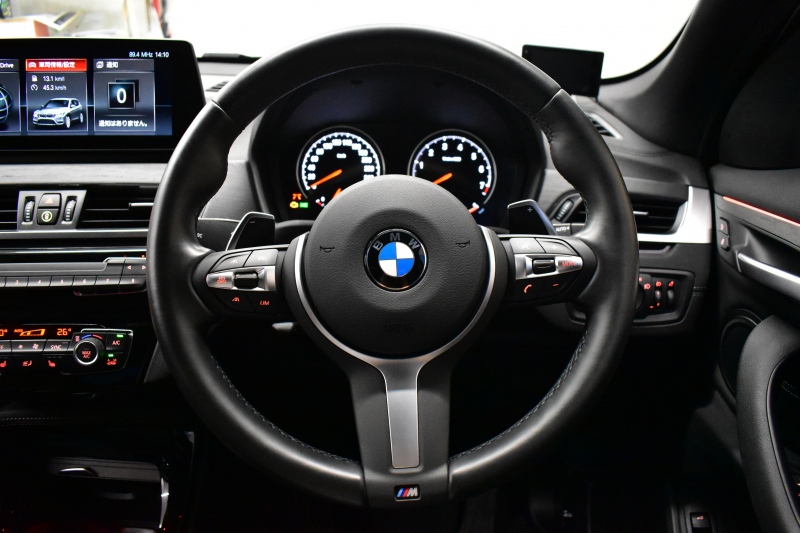 BMW X1 Xdrive25i  Mｽﾎﾟｰﾂ 後期LCI 高出力ｶﾞｿﾘﾝｴﾝｼﾞﾝ  ﾌｪｲｽﾘﾌﾄ後ﾓﾃﾞﾙ  1ｵｰﾅｰ 4WD 有償ｶﾗｰ「ﾐﾈﾗﾙﾎﾜｲﾄﾊﾟｰﾙ」 ﾊｲﾗｲﾝ&ｺﾝﾌｫｰﾄP 追従ACC HUD ﾋｰﾀｰ付電動黒革 ﾀｯﾁﾊﾟﾈﾙHDDﾅﾋﾞBｶﾒﾗ Pｱｼｽﾄ 衝突軽減B 車線逸脱&歩行者警告 電動Rｹﾞｰﾄ 18AW 2年保証