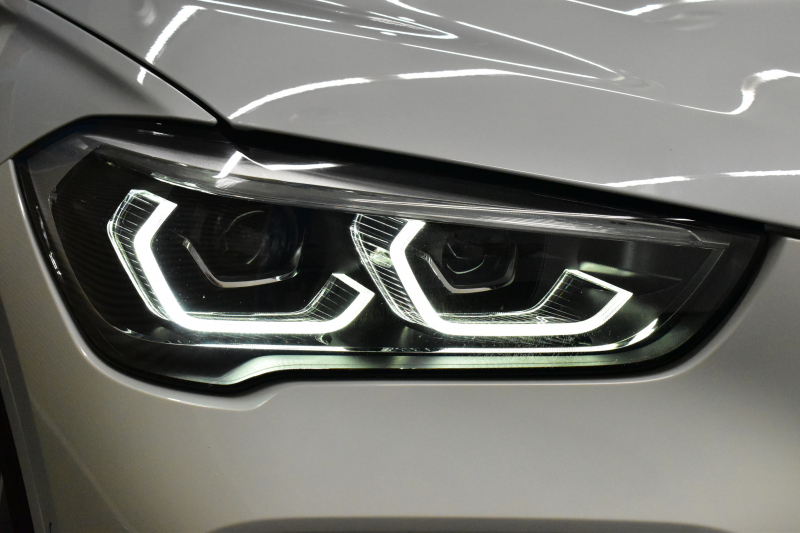 BMW X1 Xdrive25i  Mｽﾎﾟｰﾂ 後期LCI 高出力ｶﾞｿﾘﾝｴﾝｼﾞﾝ  ﾌｪｲｽﾘﾌﾄ後ﾓﾃﾞﾙ  1ｵｰﾅｰ 4WD 有償ｶﾗｰ「ﾐﾈﾗﾙﾎﾜｲﾄﾊﾟｰﾙ」 ﾊｲﾗｲﾝ&ｺﾝﾌｫｰﾄP 追従ACC HUD ﾋｰﾀｰ付電動黒革 ﾀｯﾁﾊﾟﾈﾙHDDﾅﾋﾞBｶﾒﾗ Pｱｼｽﾄ 衝突軽減B 車線逸脱&歩行者警告 電動Rｹﾞｰﾄ 18AW 2年保証