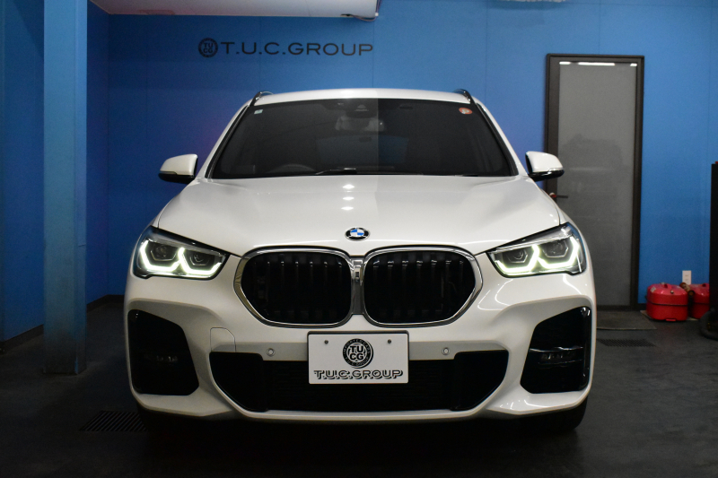 BMW X1 Xdrive25i  Mｽﾎﾟｰﾂ 後期LCI 高出力ｶﾞｿﾘﾝｴﾝｼﾞﾝ  ﾌｪｲｽﾘﾌﾄ後ﾓﾃﾞﾙ  1ｵｰﾅｰ 4WD 有償ｶﾗｰ「ﾐﾈﾗﾙﾎﾜｲﾄﾊﾟｰﾙ」 ﾊｲﾗｲﾝ&ｺﾝﾌｫｰﾄP 追従ACC HUD ﾋｰﾀｰ付電動黒革 ﾀｯﾁﾊﾟﾈﾙHDDﾅﾋﾞBｶﾒﾗ Pｱｼｽﾄ 衝突軽減B 車線逸脱&歩行者警告 電動Rｹﾞｰﾄ 18AW 2年保証