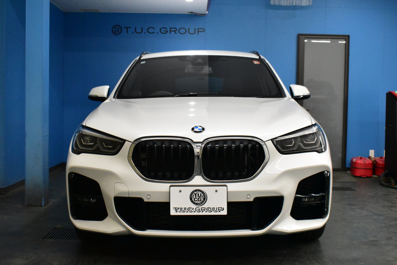 BMW X1 Xdrive25i  Mｽﾎﾟｰﾂ 後期LCI 高出力ｶﾞｿﾘﾝｴﾝｼﾞﾝ  ﾌｪｲｽﾘﾌﾄ後ﾓﾃﾞﾙ  1ｵｰﾅｰ 4WD 有償ｶﾗｰ「ﾐﾈﾗﾙﾎﾜｲﾄﾊﾟｰﾙ」 ﾊｲﾗｲﾝ&ｺﾝﾌｫｰﾄP 追従ACC HUD ﾋｰﾀｰ付電動黒革 ﾀｯﾁﾊﾟﾈﾙHDDﾅﾋﾞBｶﾒﾗ Pｱｼｽﾄ 衝突軽減B 車線逸脱&歩行者警告 電動Rｹﾞｰﾄ 18AW 2年保証