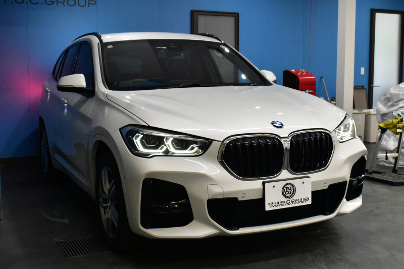 BMW X1 Xdrive25i  Mｽﾎﾟｰﾂ 後期LCI 高出力ｶﾞｿﾘﾝｴﾝｼﾞﾝ  ﾌｪｲｽﾘﾌﾄ後ﾓﾃﾞﾙ  1ｵｰﾅｰ 4WD 有償ｶﾗｰ「ﾐﾈﾗﾙﾎﾜｲﾄﾊﾟｰﾙ」 ﾊｲﾗｲﾝ&ｺﾝﾌｫｰﾄP 追従ACC HUD ﾋｰﾀｰ付電動黒革 ﾀｯﾁﾊﾟﾈﾙHDDﾅﾋﾞBｶﾒﾗ Pｱｼｽﾄ 衝突軽減B 車線逸脱&歩行者警告 電動Rｹﾞｰﾄ 18AW 2年保証