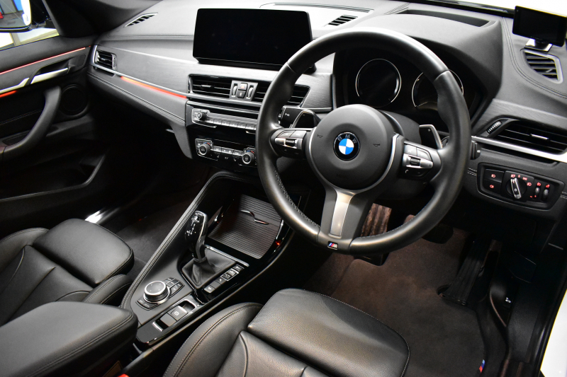 BMW X1 Xdrive25i  Mｽﾎﾟｰﾂ 後期LCI 高出力ｶﾞｿﾘﾝｴﾝｼﾞﾝ  ﾌｪｲｽﾘﾌﾄ後ﾓﾃﾞﾙ  1ｵｰﾅｰ 4WD 有償ｶﾗｰ「ﾐﾈﾗﾙﾎﾜｲﾄﾊﾟｰﾙ」 ﾊｲﾗｲﾝ&ｺﾝﾌｫｰﾄP 追従ACC HUD ﾋｰﾀｰ付電動黒革 ﾀｯﾁﾊﾟﾈﾙHDDﾅﾋﾞBｶﾒﾗ Pｱｼｽﾄ 衝突軽減B 車線逸脱&歩行者警告 電動Rｹﾞｰﾄ 18AW 2年保証