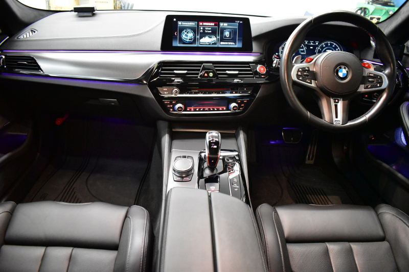 BMW Mシリーズ M5 V8ﾂｲﾝﾀｰﾎﾞ600馬力 MxDrive Bowers&Wilkins ｺﾝﾌｫｰﾄ&MﾄﾞﾗｲﾊﾞｰｽﾞP 全席ﾋｰﾀｰ&前席ﾍﾞﾝﾁﾚｰｼｮﾝ&ﾏｯｻｰｼﾞ付黒ﾒﾘﾉ革 ｽﾃｱﾘﾝｸﾞﾋｰﾀｰ ｱﾝﾋﾞｴﾝﾄｴｱP  追従ACC LCW LEDﾍｯﾄﾞﾗｲﾄ HUD 液晶ﾒｰﾀｰ 3Dﾋﾞｭｰ 20AW ｿﾌﾄｸﾛｰｽﾞﾄﾞｱ 2年保証