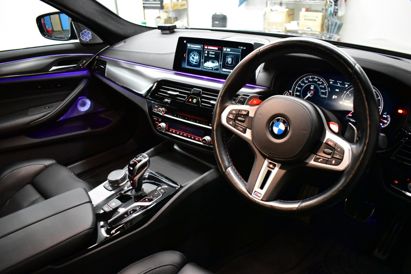 BMW Mシリーズ M5 V8ﾂｲﾝﾀｰﾎﾞ600馬力 MxDrive Bowers&Wilkins ｺﾝﾌｫｰﾄ&MﾄﾞﾗｲﾊﾞｰｽﾞP 全席ﾋｰﾀｰ&前席ﾍﾞﾝﾁﾚｰｼｮﾝ&ﾏｯｻｰｼﾞ付黒ﾒﾘﾉ革 ｽﾃｱﾘﾝｸﾞﾋｰﾀｰ ｱﾝﾋﾞｴﾝﾄｴｱP  追従ACC LCW LEDﾍｯﾄﾞﾗｲﾄ HUD 液晶ﾒｰﾀｰ 3Dﾋﾞｭｰ 20AW ｿﾌﾄｸﾛｰｽﾞﾄﾞｱ 2年保証