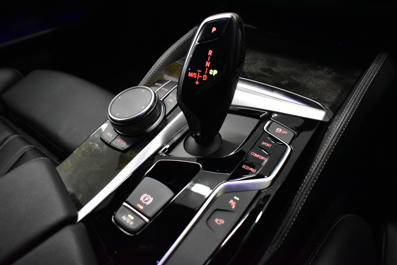 BMW 5シリーズ 523d Mｽﾎﾟｰﾂ ﾊｲﾗｲﾝP 全席ﾋｰﾀｰ付黒革 HUD LEDﾍｯﾄﾞﾗｲﾄ 追従ACC ｿﾌﾄｸﾛｰｽﾞﾄﾞｱ 液晶ﾒｰﾀｰ ｼﾞｪｽﾁｬ-C付ﾀｯﾁﾊﾟﾈﾙ対応iﾄﾞﾗｲﾌﾞHDDﾅﾋﾞﾌﾙｾｸﾞ 全周囲ｶﾒﾗ3Dﾋﾞｭｰ 車線変更&逸脱警告 衝突軽減ﾌﾞﾚｰｷ 電動ﾄﾗﾝｸ 2年保証