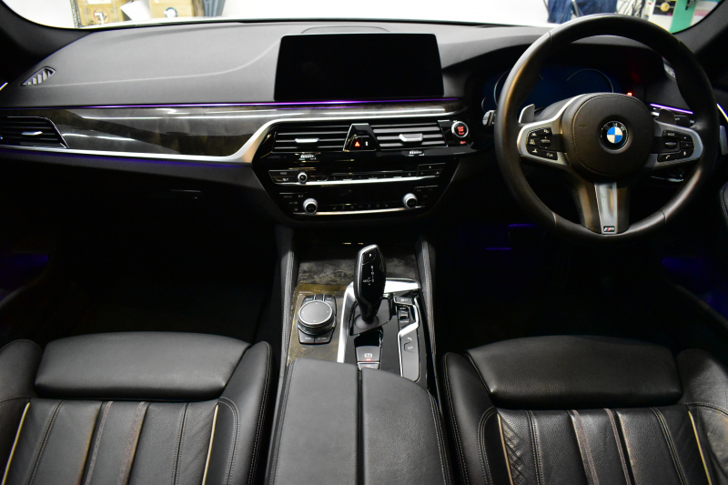 BMW 5シリーズ 523d Mｽﾎﾟｰﾂ ﾊｲﾗｲﾝP 全席ﾋｰﾀｰ付黒革 HUD LEDﾍｯﾄﾞﾗｲﾄ 追従ACC ｿﾌﾄｸﾛｰｽﾞﾄﾞｱ 液晶ﾒｰﾀｰ ｼﾞｪｽﾁｬ-C付ﾀｯﾁﾊﾟﾈﾙ対応iﾄﾞﾗｲﾌﾞHDDﾅﾋﾞﾌﾙｾｸﾞ 全周囲ｶﾒﾗ3Dﾋﾞｭｰ 車線変更&逸脱警告 衝突軽減ﾌﾞﾚｰｷ 電動ﾄﾗﾝｸ 2年保証