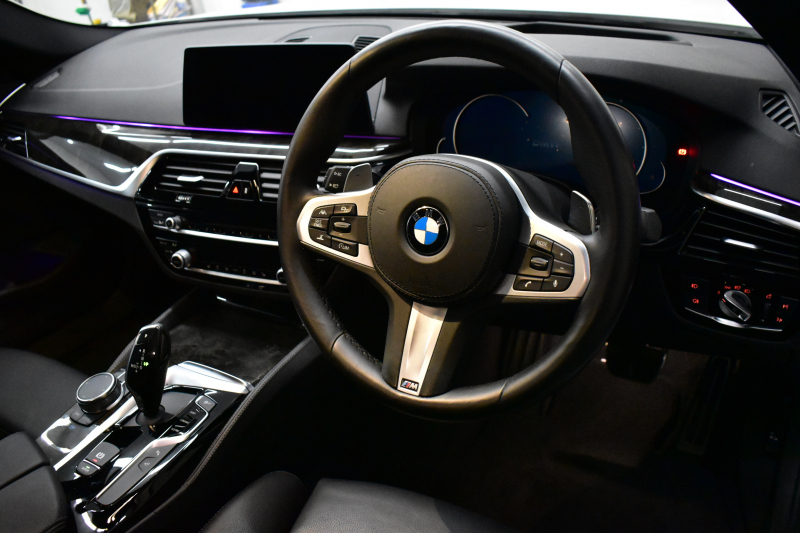 BMW 5シリーズ 523d Mｽﾎﾟｰﾂ ﾊｲﾗｲﾝP 全席ﾋｰﾀｰ付黒革 HUD LEDﾍｯﾄﾞﾗｲﾄ 追従ACC ｿﾌﾄｸﾛｰｽﾞﾄﾞｱ 液晶ﾒｰﾀｰ ｼﾞｪｽﾁｬ-C付ﾀｯﾁﾊﾟﾈﾙ対応iﾄﾞﾗｲﾌﾞHDDﾅﾋﾞﾌﾙｾｸﾞ 全周囲ｶﾒﾗ3Dﾋﾞｭｰ 車線変更&逸脱警告 衝突軽減ﾌﾞﾚｰｷ 電動ﾄﾗﾝｸ 2年保証