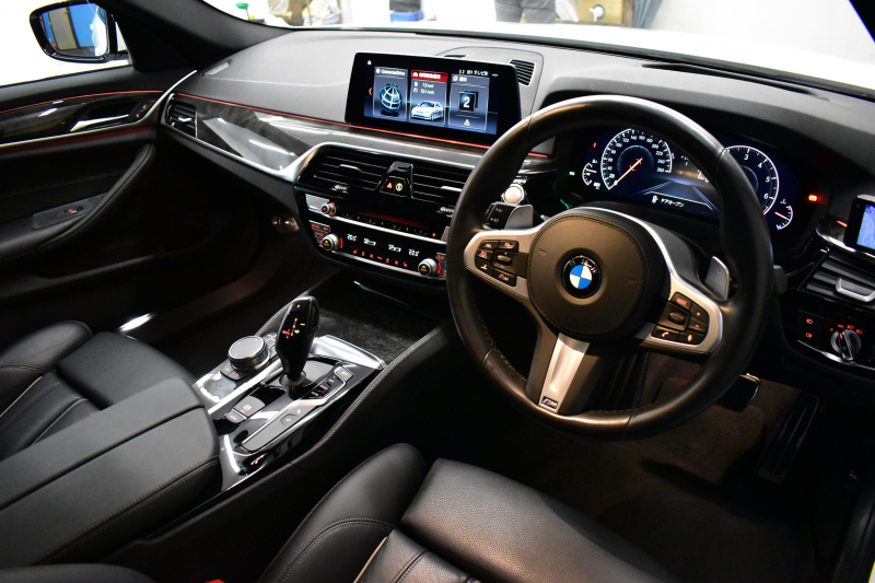 BMW 5シリーズ 530i Mｽﾎﾟｰﾂ ｲﾉﾍﾞｰｼｮﾝ＆ﾊｲﾗｲﾝP 高出力ﾓﾃﾞﾙ  型式変更後(JR20) 全席ﾋｰﾀｰ付黒革 LEDﾍｯﾄﾞﾗｲﾄ 追従ACC  HUD Mｽﾎﾟｰﾂﾌﾞﾚｰｷ 19AW 全面液晶ﾒｰﾀｰ LCW ｼﾞｪｽﾁｬｰC付ﾀｯﾁﾊﾟﾈﾙ対応iﾄﾞﾗｲﾌﾞﾅﾋﾞﾌﾙｾｸﾞ全周囲ｶﾒﾗ Pｱｼｽﾄ ﾜｲﾔﾚｽ充電 電動ﾄﾗﾝｸ 2年保証