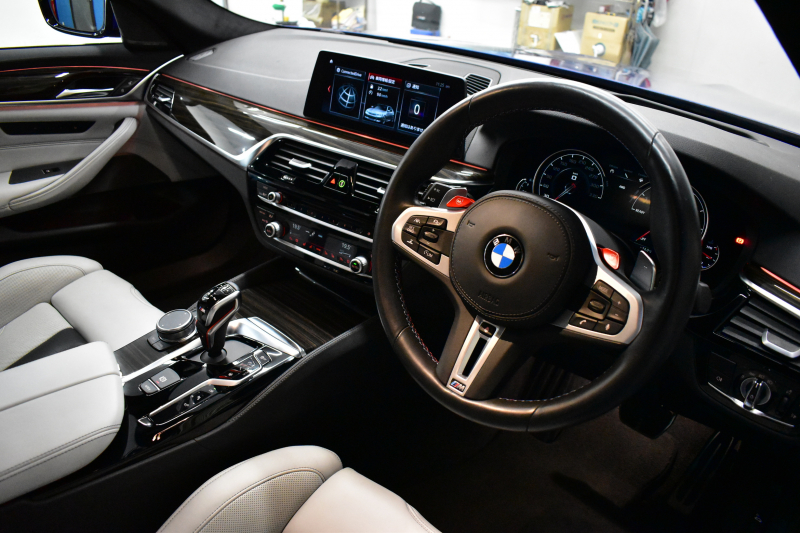 BMW Mシリーズ M5 V8ﾂｲﾝﾀｰﾎﾞ600馬力 MxDrive 令和8年5月ﾘﾁｳﾑｲｵﾝﾊﾞｯﾃﾘｰ交換済 ｺﾝﾌｫｰﾄP 全席ﾋｰﾀｰ&前席ﾍﾞﾝﾁﾚｰｼｮﾝ&ﾏｯｻｰｼﾞ付ｼﾙﾊﾞｰｽﾄｰﾝﾒﾘﾉ革 ｽﾃｱﾘﾝｸﾞﾋｰﾀｰ ｱﾝﾋﾞｴﾝﾄｴｱP  追従ACC LCW LED HUD 液晶ﾒｰﾀｰ 3Dﾋﾞｭｰ 20AW ｿﾌﾄｸﾛｰｽﾞﾄﾞｱ 2年保証