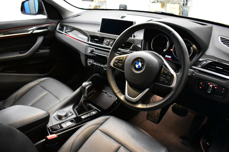BMW X1 Xﾄﾞﾗｲﾌﾞ18d xﾗｲﾝ 中期ﾓﾃﾞﾙ 4WD ﾋｰﾀｰ付黒革 ｱﾄﾞﾊﾞﾝｽﾄﾞｱｸﾃｨﾌﾞｾｰﾌﾃｨ&ｺﾝﾌｫｰﾄ&ﾊｲﾗｲﾝP 追従ACC HUD 18AW NEWﾃﾞｻﾞｲﾝﾒｰﾀｰ LEDﾍｯﾄﾞﾗｲﾄ ﾀｯﾁﾊﾟﾈﾙHDDﾅﾋﾞBｶﾒﾗ 前後PDC  衝突軽減B 車線逸脱&歩行者警告 電動Rｹﾞｰﾄ ｽﾏｰﾄｷｰ 2年保証