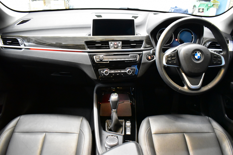 BMW X1 Xﾄﾞﾗｲﾌﾞ18d xﾗｲﾝ 中期ﾓﾃﾞﾙ 4WD ﾋｰﾀｰ付黒革 ｱﾄﾞﾊﾞﾝｽﾄﾞｱｸﾃｨﾌﾞｾｰﾌﾃｨ&ｺﾝﾌｫｰﾄ&ﾊｲﾗｲﾝP 追従ACC HUD 18AW NEWﾃﾞｻﾞｲﾝﾒｰﾀｰ LEDﾍｯﾄﾞﾗｲﾄ ﾀｯﾁﾊﾟﾈﾙHDDﾅﾋﾞBｶﾒﾗ 前後PDC  衝突軽減B 車線逸脱&歩行者警告 電動Rｹﾞｰﾄ ｽﾏｰﾄｷｰ 2年保証