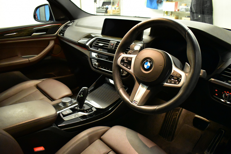 BMW X3 Xﾄﾞﾗｲﾌﾞ20d Mｽﾎﾟｰﾂ ｾﾚｸﾄ&ﾊｲﾗｲﾝP ﾊﾟﾉﾗﾏｻﾝR 型式変更後ﾓﾃﾞﾙ(UZ20) 社外ﾌﾙｾｸﾞ&後席ﾓﾆﾀｰ harman/kardon  前席ﾍﾞﾝﾁﾚｰｼｮﾝ&全席ﾋｰﾀｰ付茶革 ﾗｲﾌﾞｺｯｸﾋﾟｯﾄ  20AW LEDﾍｯﾄﾞﾗｲﾄ ACC HUD LCW ﾀｯﾁﾊﾟﾈﾙﾅﾋﾞ  電動Rｹﾞｰﾄ ﾜｲﾔﾚｽ充電  2年保証