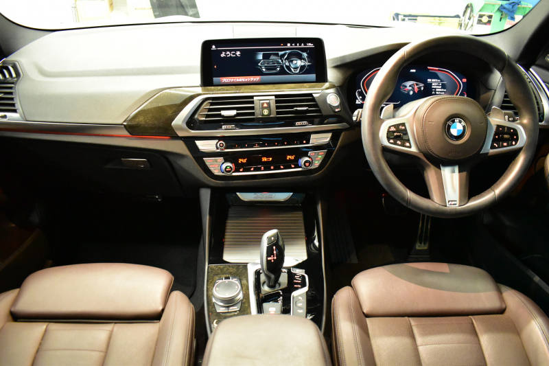 BMW X3 Xﾄﾞﾗｲﾌﾞ20d Mｽﾎﾟｰﾂ ｾﾚｸﾄ&ﾊｲﾗｲﾝP ﾊﾟﾉﾗﾏｻﾝR 型式変更後ﾓﾃﾞﾙ(UZ20) 社外ﾌﾙｾｸﾞ&後席ﾓﾆﾀｰ harman/kardon  前席ﾍﾞﾝﾁﾚｰｼｮﾝ&全席ﾋｰﾀｰ付茶革 ﾗｲﾌﾞｺｯｸﾋﾟｯﾄ  20AW LEDﾍｯﾄﾞﾗｲﾄ ACC HUD LCW ﾀｯﾁﾊﾟﾈﾙﾅﾋﾞ  電動Rｹﾞｰﾄ ﾜｲﾔﾚｽ充電  2年保証