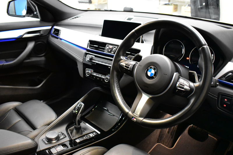 BMW X2 M35i 4WD ｾﾚｸﾄ&ｱﾄﾞﾊﾞﾝｽﾄﾞｱｸﾃｨﾌﾞｾｰﾌﾃｨ-&ｺﾝﾌｫｰﾄP ﾊﾟﾉﾗﾏｻﾝﾙｰﾌ ﾋｰﾀｰ付電動黒革 3DﾃﾞｻﾞｲﾝFﾘｯﾌﾟ 20AW LEDﾍｯﾄﾞﾗｲﾄ 追従ACC HUD ﾀｯﾁﾊﾟﾈﾙﾅﾋﾞBｶﾒﾗ ｶｰﾎﾞﾝ調ﾄﾗﾝｸ&ﾘｱｽﾎﾟｲﾗｰ 衝突軽減B 車線逸脱&歩行者警告 電動Rｹﾞｰﾄ 2年保証