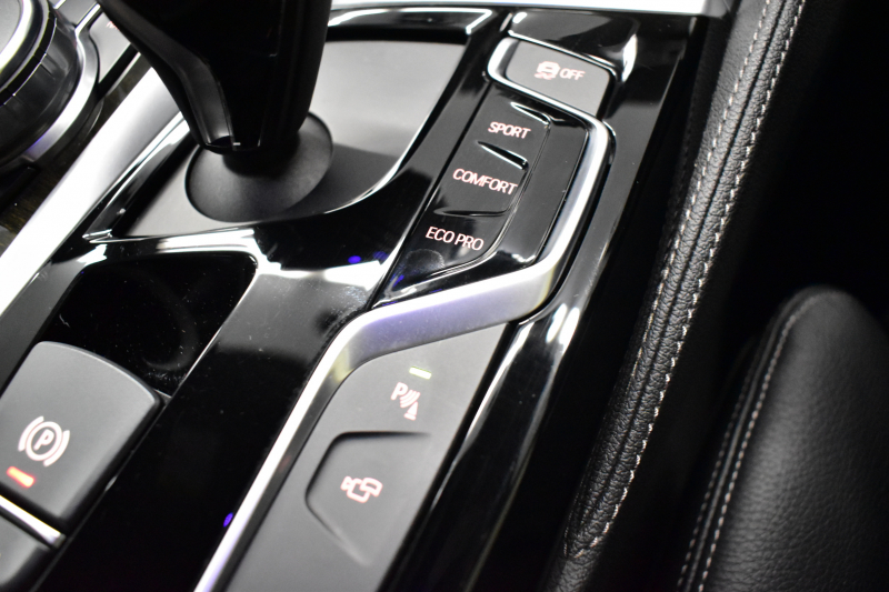 BMW 5シリーズ 523d Mｽﾎﾟｰﾂ ﾃﾞﾋﾞｭｰ&ﾊｲﾗｲﾝP 全席ﾋｰﾀｰ付黒革 HUD LEDﾍｯﾄﾞﾗｲﾄ 追従ACC ｿﾌﾄｸﾛｰｽﾞﾄﾞｱ 液晶ﾒｰﾀｰ ｼﾞｪｽﾁｬ-C付ﾀｯﾁﾊﾟﾈﾙ対応iﾄﾞﾗｲﾌﾞHDDﾅﾋﾞﾌﾙｾｸﾞ 全周囲ｶﾒﾗ3Dﾋﾞｭｰ 車線変更&逸脱警告 衝突軽減ﾌﾞﾚｰｷ 電動ﾄﾗﾝｸ 2年保証