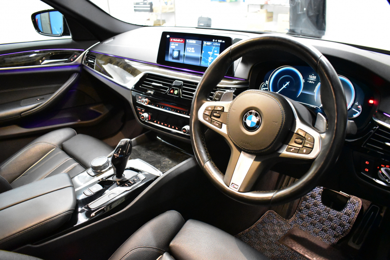 BMW 5シリーズ 523d Mｽﾎﾟｰﾂ ﾃﾞﾋﾞｭｰ&ﾊｲﾗｲﾝP 全席ﾋｰﾀｰ付黒革 HUD LEDﾍｯﾄﾞﾗｲﾄ 追従ACC ｿﾌﾄｸﾛｰｽﾞﾄﾞｱ 液晶ﾒｰﾀｰ ｼﾞｪｽﾁｬ-C付ﾀｯﾁﾊﾟﾈﾙ対応iﾄﾞﾗｲﾌﾞHDDﾅﾋﾞﾌﾙｾｸﾞ 全周囲ｶﾒﾗ3Dﾋﾞｭｰ 車線変更&逸脱警告 衝突軽減ﾌﾞﾚｰｷ 電動ﾄﾗﾝｸ 2年保証