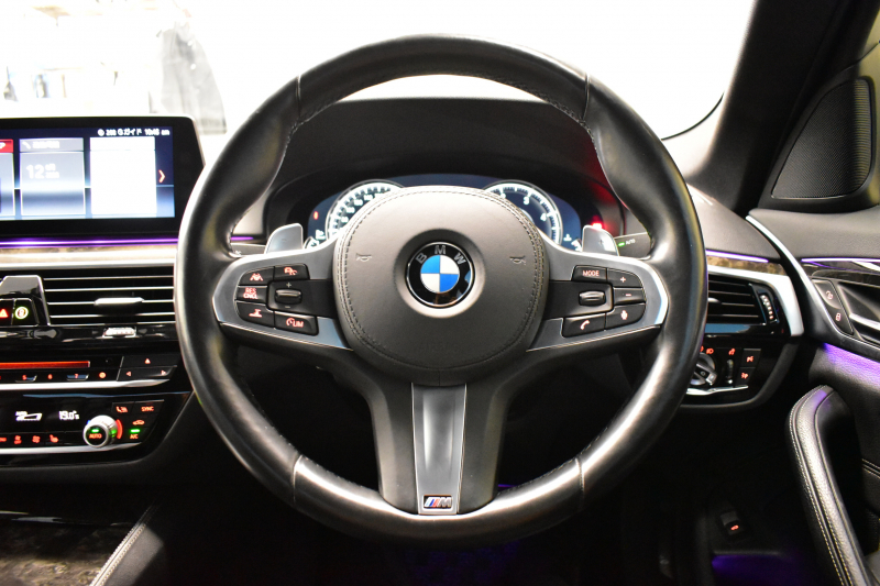 BMW 5シリーズ 523d Mｽﾎﾟｰﾂ ﾃﾞﾋﾞｭｰ&ﾊｲﾗｲﾝP 全席ﾋｰﾀｰ付黒革 HUD LEDﾍｯﾄﾞﾗｲﾄ 追従ACC ｿﾌﾄｸﾛｰｽﾞﾄﾞｱ 液晶ﾒｰﾀｰ ｼﾞｪｽﾁｬ-C付ﾀｯﾁﾊﾟﾈﾙ対応iﾄﾞﾗｲﾌﾞHDDﾅﾋﾞﾌﾙｾｸﾞ 全周囲ｶﾒﾗ3Dﾋﾞｭｰ 車線変更&逸脱警告 衝突軽減ﾌﾞﾚｰｷ 電動ﾄﾗﾝｸ 2年保証