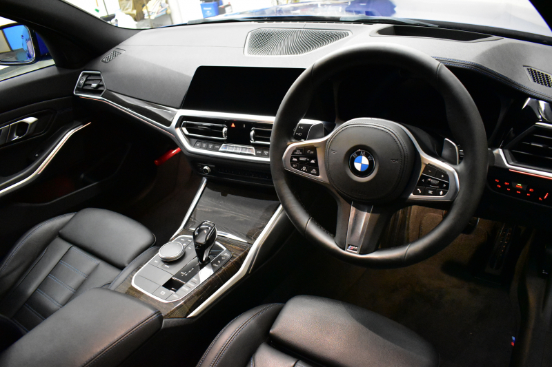 BMW 3シリーズ 320d Xﾄﾞﾗｲﾌﾞ Mｽﾎﾟｰﾂ 4WD ﾃﾞﾋﾞｭｰ&ｺﾝﾌｫｰﾄP Mﾊﾟﾌｫｰﾏﾝｽﾚｯﾄﾞｷｬﾘﾊﾟｰ 全周囲ｶﾒﾗ ﾋｰﾀｰ付黒革ｼｰﾄ 19AW 電動ﾄﾗﾝｸ ﾜｲﾔﾚｽ充電 追従ACC LEDﾍｯﾄﾞﾗｲﾄ HUD ﾗｲﾌﾞｺｯｸﾋﾟｯﾄ ｱｯﾌﾟﾙｶｰﾌﾟﾚｲ LCW 2年保証