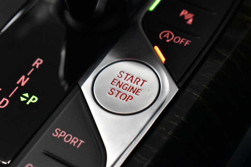 BMW 3シリーズ 320d Xﾄﾞﾗｲﾌﾞ Mｽﾎﾟｰﾂ 4WD ﾃﾞﾋﾞｭｰ&ｺﾝﾌｫｰﾄP Mﾊﾟﾌｫｰﾏﾝｽﾚｯﾄﾞｷｬﾘﾊﾟｰ 全周囲ｶﾒﾗ ﾋｰﾀｰ付黒革ｼｰﾄ 19AW 電動ﾄﾗﾝｸ ﾜｲﾔﾚｽ充電 追従ACC LEDﾍｯﾄﾞﾗｲﾄ HUD ﾗｲﾌﾞｺｯｸﾋﾟｯﾄ ｱｯﾌﾟﾙｶｰﾌﾟﾚｲ LCW 2年保証