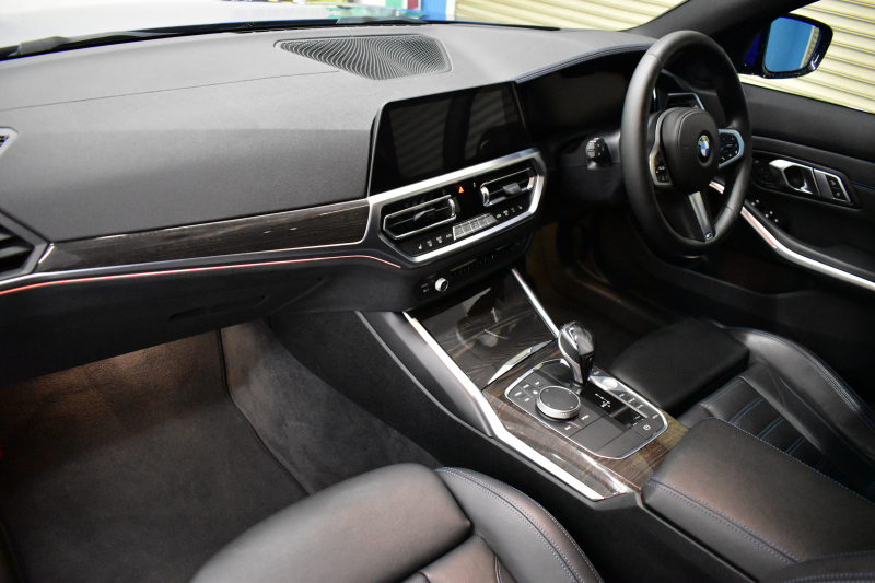 BMW 3シリーズ 320d Xﾄﾞﾗｲﾌﾞ Mｽﾎﾟｰﾂ 4WD ﾃﾞﾋﾞｭｰ&ｺﾝﾌｫｰﾄP Mﾊﾟﾌｫｰﾏﾝｽﾚｯﾄﾞｷｬﾘﾊﾟｰ 全周囲ｶﾒﾗ ﾋｰﾀｰ付黒革ｼｰﾄ 19AW 電動ﾄﾗﾝｸ ﾜｲﾔﾚｽ充電 追従ACC LEDﾍｯﾄﾞﾗｲﾄ HUD ﾗｲﾌﾞｺｯｸﾋﾟｯﾄ ｱｯﾌﾟﾙｶｰﾌﾟﾚｲ LCW 2年保証