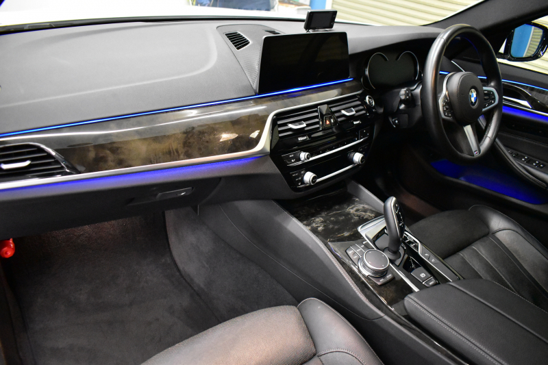 BMW 5シリーズ 540i Xﾄﾞﾗｲﾌﾞ Mｽﾎﾟｰﾂ 4WD ｺﾝﾌｫｰﾄ&ﾊｲﾗｲﾝP ｻﾝﾙｰﾌ 前席ｺﾝﾌｫｰﾄｼｰﾄ 前席ﾏｯｻｰｼﾞ&ﾍﾞﾝﾁﾚｰﾀｰ 全席ﾋｰﾀｰ付黒革 CPMｽﾄﾗｯﾄﾌﾞﾚｰｽ&ﾛｱﾚｲﾝﾌｫｰｽ 可変ｻｽ Mｽﾎﾟｰﾂﾌﾞﾚｰｷ LEDﾍｯﾄﾞﾗｲﾄ ACC HUD LCW  4ｿﾞｰﾝAC 全周囲ｶﾒﾗ  電動ﾄﾗﾝｸ 2年保証