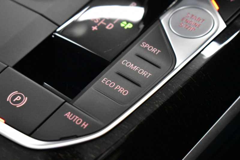 BMW 3シリーズ 320d Xﾄﾞﾗｲﾌﾞ Mｽﾎﾟｰﾂ 4WD ﾃﾞﾋﾞｭｰ&ｲﾉﾍﾞｰｼｮﾝ&ｺﾝﾌｫｰﾄP ｻﾝﾙｰﾌ ﾚｰｻﾞｰLEDﾗｲﾄ HUD ﾋｰﾀｰ付黒革 全周囲ｶﾒﾗ  追従ACC LCW 19AW ﾗｲﾌﾞｺｯｸﾋﾟｯﾄﾀｯﾁﾊﾟﾈﾙﾅﾋﾞ ｱｯﾌﾟﾙｶｰﾌﾟﾚｲ 電動ﾄﾗﾝｸ ﾜｲﾔﾚｽ充電 2年保証