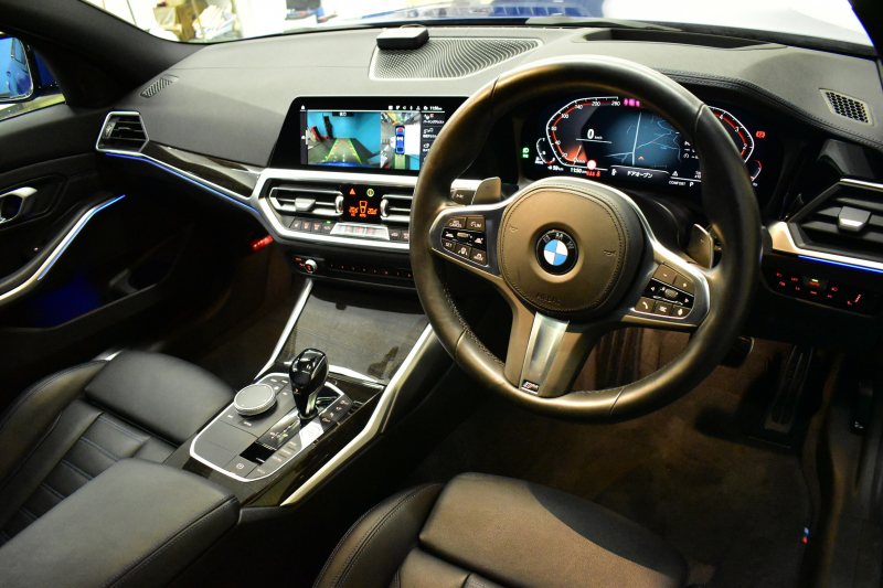 BMW 3シリーズ 320d Xﾄﾞﾗｲﾌﾞ Mｽﾎﾟｰﾂ 4WD ﾃﾞﾋﾞｭｰ&ｲﾉﾍﾞｰｼｮﾝ&ｺﾝﾌｫｰﾄP ｻﾝﾙｰﾌ ﾚｰｻﾞｰLEDﾗｲﾄ HUD ﾋｰﾀｰ付黒革 全周囲ｶﾒﾗ  追従ACC LCW 19AW ﾗｲﾌﾞｺｯｸﾋﾟｯﾄﾀｯﾁﾊﾟﾈﾙﾅﾋﾞ ｱｯﾌﾟﾙｶｰﾌﾟﾚｲ 電動ﾄﾗﾝｸ ﾜｲﾔﾚｽ充電 2年保証