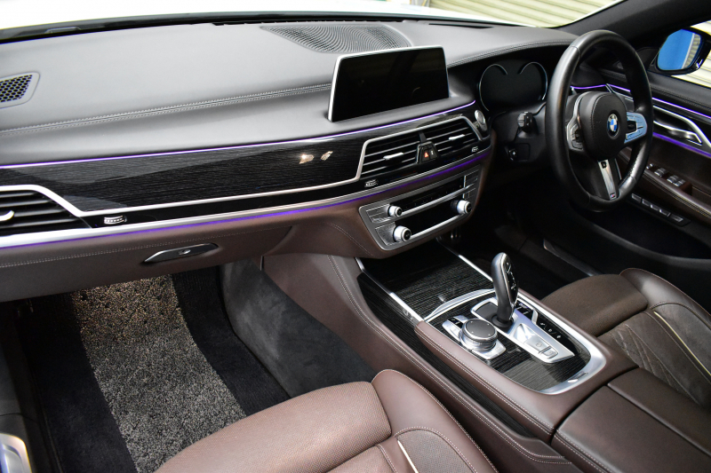 BMW 7シリーズ 740i Mｽﾎﾟｰﾂ ﾘｱｺﾝﾌｫｰﾄP 後席ﾓﾆﾀｰ ｻﾝR 3Dﾃﾞｻﾞｲﾝ製Fﾘｯﾌﾟ ｱﾙﾋﾟﾅﾒｰﾀｰ BMWﾚｰｻﾞｰLED 前席ﾏｯｻｰｼﾞ 全席ﾋｰﾀｰ&ﾍﾞﾝﾁﾚｰｼｮﾝ茶革 ACC HUD ﾊｰﾏﾝｶｰﾄﾞﾝ ｼﾞｪｽﾁｬｰCﾀｯﾁﾊﾟﾈﾙﾅﾋﾞ 液晶ﾒｰﾀｰ 20AW ﾃﾞｨｽﾌﾟﾚｲｷｰ 2年保証