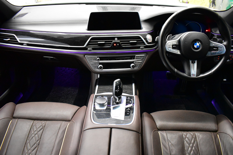 BMW 7シリーズ 740i Mｽﾎﾟｰﾂ ﾘｱｺﾝﾌｫｰﾄP 後席ﾓﾆﾀｰ ｻﾝR 3Dﾃﾞｻﾞｲﾝ製Fﾘｯﾌﾟ ｱﾙﾋﾟﾅﾒｰﾀｰ BMWﾚｰｻﾞｰLED 前席ﾏｯｻｰｼﾞ 全席ﾋｰﾀｰ&ﾍﾞﾝﾁﾚｰｼｮﾝ茶革 ACC HUD ﾊｰﾏﾝｶｰﾄﾞﾝ ｼﾞｪｽﾁｬｰCﾀｯﾁﾊﾟﾈﾙﾅﾋﾞ 液晶ﾒｰﾀｰ 20AW ﾃﾞｨｽﾌﾟﾚｲｷｰ 2年保証