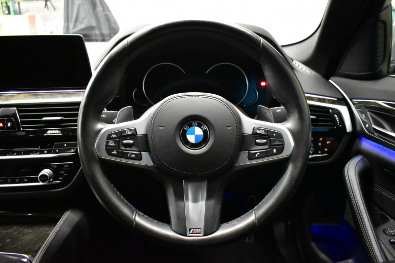 BMW 5シリーズ 523i Mｽﾎﾟｰﾂ ﾊｲﾗｲﾝP 全席ﾋｰﾀｰ付黒革 追従ACC HUD LEDﾍｯﾄﾞﾗｲﾄ  ｼﾞｪｽﾁｬｰC付ﾀｯﾁﾊﾟﾈﾙHDDﾅﾋﾞ全周囲ｶﾒﾗ ﾜｲﾔﾚｽ充電 車線変更&逸脱&歩行者警告 Pｱｼｽﾄ 液晶ﾒｰﾀｰ 19AW 2年保証