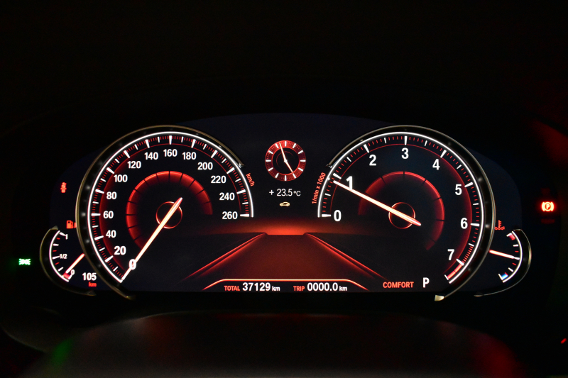 BMW 5シリーズ 523i Mｽﾎﾟｰﾂ ﾊｲﾗｲﾝP 全席ﾋｰﾀｰ付黒革 追従ACC HUD LEDﾍｯﾄﾞﾗｲﾄ  ｼﾞｪｽﾁｬｰC付ﾀｯﾁﾊﾟﾈﾙHDDﾅﾋﾞ全周囲ｶﾒﾗ ﾜｲﾔﾚｽ充電 車線変更&逸脱&歩行者警告 Pｱｼｽﾄ 液晶ﾒｰﾀｰ 19AW 2年保証