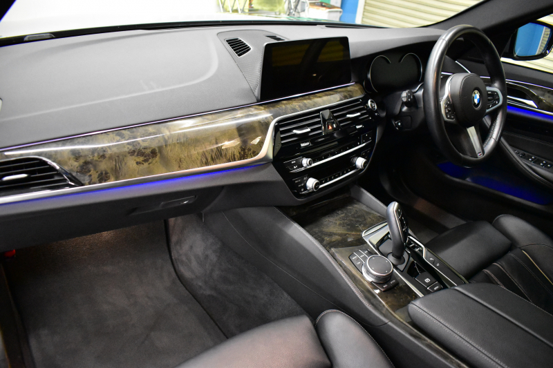 BMW 5シリーズ 523i Mｽﾎﾟｰﾂ ﾊｲﾗｲﾝP 全席ﾋｰﾀｰ付黒革 追従ACC HUD LEDﾍｯﾄﾞﾗｲﾄ  ｼﾞｪｽﾁｬｰC付ﾀｯﾁﾊﾟﾈﾙHDDﾅﾋﾞ全周囲ｶﾒﾗ ﾜｲﾔﾚｽ充電 車線変更&逸脱&歩行者警告 Pｱｼｽﾄ 液晶ﾒｰﾀｰ 19AW 2年保証