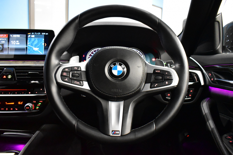 BMW 5シリーズ 523iﾂｰﾘﾝｸﾞ Mｽﾎﾟｰﾂ ｲﾉﾍﾞｰｼｮﾝ&ﾊｲﾗｲﾝP 全席ﾋｰﾀｰ付黒革 追従ACC HUD LCW LEDﾍｯﾄﾞﾗｲﾄ ﾜｲﾔﾚｽ充電 ｼﾞｪｽﾁｬｰC付ﾀｯﾁﾊﾟﾈﾙHDDﾅﾋﾞ 全周囲ｶﾒﾗ3Dﾋﾞｭｰ Pｱｼｽﾄ 液晶ﾒｰﾀｰ  19AW ﾃﾞｨｽﾌﾟﾚｲｷｰ 1ｵｰﾅｰ 2年保証