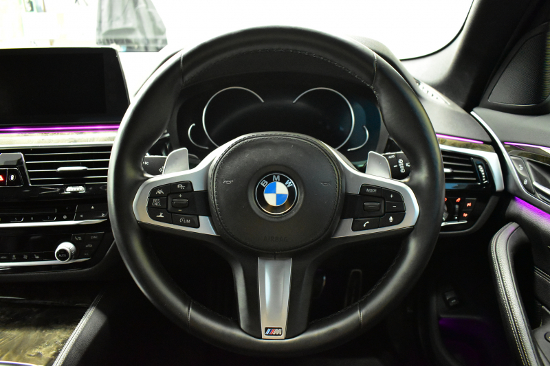 BMW 5シリーズ 523iﾂｰﾘﾝｸﾞ Mｽﾎﾟｰﾂ ｲﾉﾍﾞｰｼｮﾝ&ﾊｲﾗｲﾝP 全席ﾋｰﾀｰ付黒革 追従ACC HUD LCW ｱﾀﾞﾌﾟﾃｨﾌﾞLEDﾍｯﾄﾞﾗｲﾄ ﾜｲﾔﾚｽ充電ﾄﾚｲ ｼﾞｪｽﾁｬｰC付ﾀｯﾁﾊﾟﾈﾙHDDﾅﾋﾞ 全周囲ｶﾒﾗ3Dﾋﾞｭｰ Pｱｼｽﾄ 液晶ﾒｰﾀｰ  19AW ﾃﾞｨｽﾌﾟﾚｲｷｰ 1ｵｰﾅｰ 2年保証