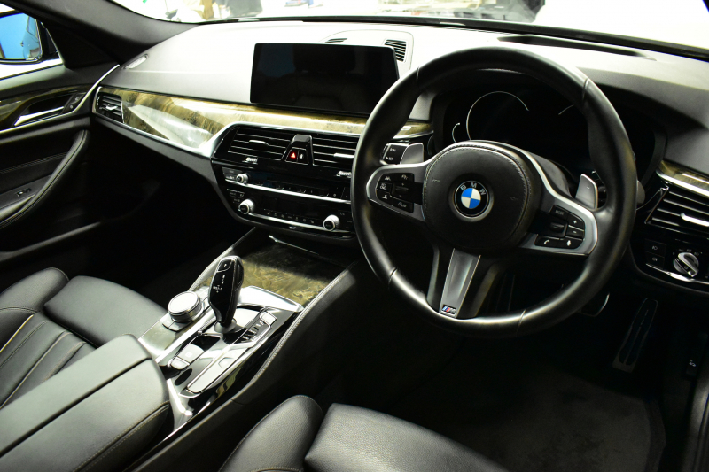 BMW 5シリーズ 523iﾂｰﾘﾝｸﾞ Mｽﾎﾟｰﾂ ｲﾉﾍﾞｰｼｮﾝ&ﾊｲﾗｲﾝP 全席ﾋｰﾀｰ付黒革 追従ACC HUD LCW ｱﾀﾞﾌﾟﾃｨﾌﾞLEDﾍｯﾄﾞﾗｲﾄ ﾜｲﾔﾚｽ充電ﾄﾚｲ ｼﾞｪｽﾁｬｰC付ﾀｯﾁﾊﾟﾈﾙHDDﾅﾋﾞ 全周囲ｶﾒﾗ3Dﾋﾞｭｰ Pｱｼｽﾄ 液晶ﾒｰﾀｰ  19AW ﾃﾞｨｽﾌﾟﾚｲｷｰ 1ｵｰﾅｰ 2年保証