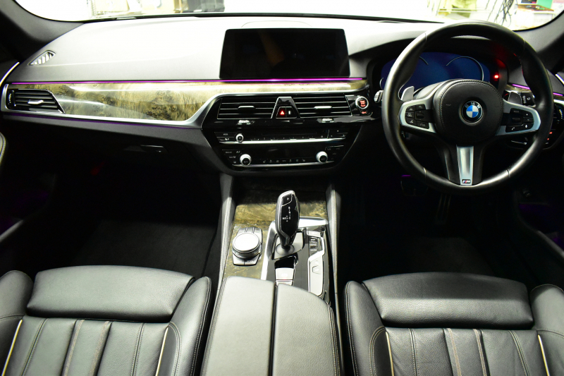 BMW 5シリーズ 523iﾂｰﾘﾝｸﾞ Mｽﾎﾟｰﾂ ｲﾉﾍﾞｰｼｮﾝ&ﾊｲﾗｲﾝP 全席ﾋｰﾀｰ付黒革 追従ACC HUD LCW ｱﾀﾞﾌﾟﾃｨﾌﾞLEDﾍｯﾄﾞﾗｲﾄ ﾜｲﾔﾚｽ充電ﾄﾚｲ ｼﾞｪｽﾁｬｰC付ﾀｯﾁﾊﾟﾈﾙHDDﾅﾋﾞ 全周囲ｶﾒﾗ3Dﾋﾞｭｰ Pｱｼｽﾄ 液晶ﾒｰﾀｰ  19AW ﾃﾞｨｽﾌﾟﾚｲｷｰ 1ｵｰﾅｰ 2年保証