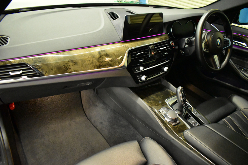 BMW 5シリーズ 523iﾂｰﾘﾝｸﾞ Mｽﾎﾟｰﾂ ｲﾉﾍﾞｰｼｮﾝ&ﾊｲﾗｲﾝP 全席ﾋｰﾀｰ付黒革 追従ACC HUD LCW ｱﾀﾞﾌﾟﾃｨﾌﾞLEDﾍｯﾄﾞﾗｲﾄ ﾜｲﾔﾚｽ充電ﾄﾚｲ ｼﾞｪｽﾁｬｰC付ﾀｯﾁﾊﾟﾈﾙHDDﾅﾋﾞ 全周囲ｶﾒﾗ3Dﾋﾞｭｰ Pｱｼｽﾄ 液晶ﾒｰﾀｰ  19AW ﾃﾞｨｽﾌﾟﾚｲｷｰ 1ｵｰﾅｰ 2年保証