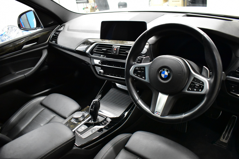 BMW X3 Xﾄﾞﾗｲﾌﾞ20d Mｽﾎﾟｰﾂ ｾﾚｸﾄ&ﾊｲﾗｲﾝP ﾊﾟﾉﾗﾏｻﾝR 型式変更後ﾓﾃﾞﾙ(UZ20) ﾗｲﾌﾞｺｯｸﾋﾟｯﾄ  harman/kardon  前席ﾍﾞﾝﾁﾚｰｼｮﾝ&全席ﾋｰﾀｰ付黒革 20AW LEDﾍｯﾄﾞﾗｲﾄ ACC HUD LCW ﾀｯﾁﾊﾟﾈﾙﾅﾋﾞ 全周囲ｶﾒﾗ 電動Rｹﾞｰﾄ ﾜｲﾔﾚｽ充電  2年保証