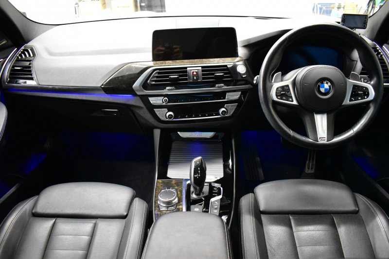 BMW X3 Xﾄﾞﾗｲﾌﾞ20d Mｽﾎﾟｰﾂ ｾﾚｸﾄ&ﾊｲﾗｲﾝP ﾊﾟﾉﾗﾏｻﾝR 型式変更後ﾓﾃﾞﾙ(UZ20) ﾗｲﾌﾞｺｯｸﾋﾟｯﾄ  harman/kardon  前席ﾍﾞﾝﾁﾚｰｼｮﾝ&全席ﾋｰﾀｰ付黒革 20AW LEDﾍｯﾄﾞﾗｲﾄ ACC HUD LCW ﾀｯﾁﾊﾟﾈﾙﾅﾋﾞ 全周囲ｶﾒﾗ 電動Rｹﾞｰﾄ ﾜｲﾔﾚｽ充電  2年保証