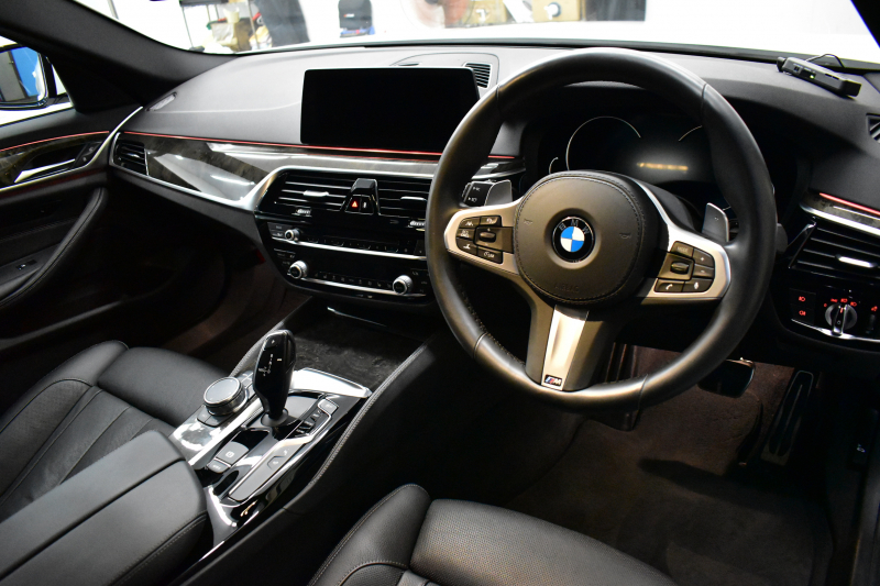 BMW 5シリーズ 530i Mｽﾎﾟｰﾂ 1ｵｰﾅｰ ｺﾝﾌｫｰﾄ&ﾊｲﾗｲﾝP ｱﾀﾞﾌﾟﾃｨﾌﾞLEDﾍｯﾄﾞﾗｲﾄ 前席ﾍﾞﾝﾁ&ﾏｯｻｰｼﾞ&全席ﾋｰﾀｰ付黒革 追従ACC ｿﾌﾄｸﾛｰｽﾞ ﾀｯﾁﾊﾟﾈﾙHDDﾅﾋﾞ 全周囲ｶﾒﾗ3Dﾋﾞｭｰ Pｱｼｽﾄ 車線変更&逸脱&歩行者警告 衝突軽減B 19AW 電動ﾄﾗﾝｸ 2年保証