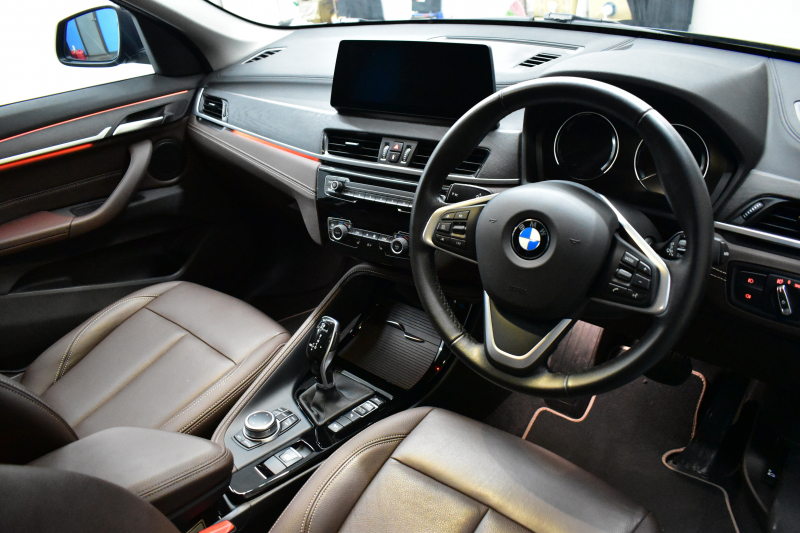 BMW X1 Xdrive18d Xﾗｲﾝ LCI後期 ﾌｪｲｽﾘﾌﾄ後ﾓﾃﾞﾙ 4WD ﾊｲﾗｲﾝ&ｺﾝﾌｫｰﾄP 追従ACC ﾋｰﾀｰ付電動ﾓｶﾚｻﾞｰ LEDﾍｯﾄﾞﾗｲﾄ 車線逸脱&歩行者警告 衝突軽減ﾌﾞﾚｰｷ ﾀｯﾁﾊﾟﾈﾙﾅﾋﾞBｶﾒﾗ 電動Rｹﾞｰﾄ 18AW 2年保証