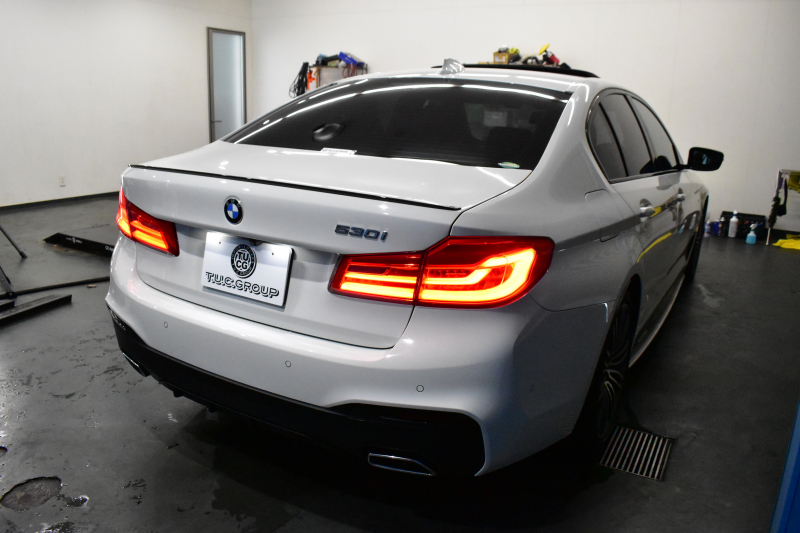 BMW 5シリーズ 530i Mｽﾎﾟｰﾂ 型式変更後モデル「JR20」ｾﾚｸﾄ&ﾊｲﾗｲﾝP ｻﾝﾙｰﾌ  全席ﾋｰﾀｰ付黒革 追従ACC HUD ﾊｰﾏﾝｶｰﾄﾞﾝ 4ｿﾞｰﾝAC 全面液晶ﾒｰﾀｰ LEDﾍｯﾄﾞﾗｲﾄ ﾀｯﾁﾊﾟﾈﾙHDDﾅﾋﾞ 全周囲ｶﾒﾗ3Dﾋﾞｭｰ Pｱｼｽﾄ 全面液晶ﾒｰﾀｰ 19AW Mﾊﾟﾌｫｰﾏﾝｽﾊﾟｰﾂ 電動ﾄﾗﾝｸ 2年保証
