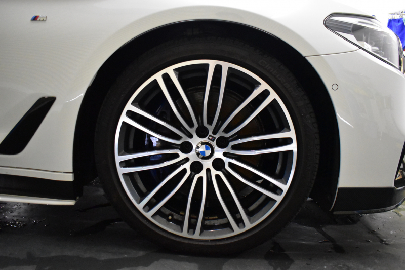 BMW 5シリーズ 530i Mｽﾎﾟｰﾂ 型式変更後モデル「JR20」ｾﾚｸﾄ&ﾊｲﾗｲﾝP ｻﾝﾙｰﾌ  全席ﾋｰﾀｰ付黒革 追従ACC HUD ﾊｰﾏﾝｶｰﾄﾞﾝ 4ｿﾞｰﾝAC 全面液晶ﾒｰﾀｰ LEDﾍｯﾄﾞﾗｲﾄ ﾀｯﾁﾊﾟﾈﾙHDDﾅﾋﾞ 全周囲ｶﾒﾗ3Dﾋﾞｭｰ Pｱｼｽﾄ 全面液晶ﾒｰﾀｰ 19AW Mﾊﾟﾌｫｰﾏﾝｽﾊﾟｰﾂ 電動ﾄﾗﾝｸ 2年保証