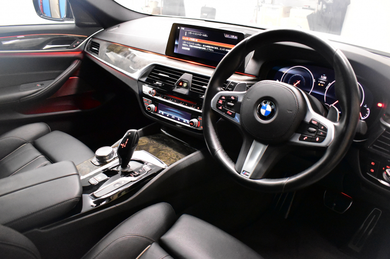 BMW 5シリーズ 530i Mｽﾎﾟｰﾂ 型式変更後モデル「JR20」ｾﾚｸﾄ&ﾊｲﾗｲﾝP ｻﾝﾙｰﾌ  全席ﾋｰﾀｰ付黒革 追従ACC HUD ﾊｰﾏﾝｶｰﾄﾞﾝ 4ｿﾞｰﾝAC 全面液晶ﾒｰﾀｰ LEDﾍｯﾄﾞﾗｲﾄ ﾀｯﾁﾊﾟﾈﾙHDDﾅﾋﾞ 全周囲ｶﾒﾗ3Dﾋﾞｭｰ Pｱｼｽﾄ 全面液晶ﾒｰﾀｰ 19AW Mﾊﾟﾌｫｰﾏﾝｽﾊﾟｰﾂ 電動ﾄﾗﾝｸ 2年保証