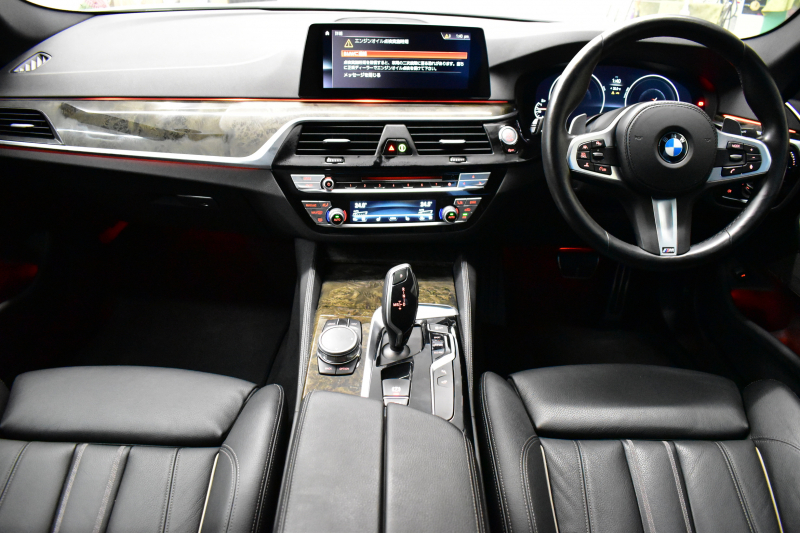 BMW 5シリーズ 530i Mｽﾎﾟｰﾂ 型式変更後モデル「JR20」ｾﾚｸﾄ&ﾊｲﾗｲﾝP ｻﾝﾙｰﾌ  全席ﾋｰﾀｰ付黒革 追従ACC HUD ﾊｰﾏﾝｶｰﾄﾞﾝ 4ｿﾞｰﾝAC 全面液晶ﾒｰﾀｰ LEDﾍｯﾄﾞﾗｲﾄ ﾀｯﾁﾊﾟﾈﾙHDDﾅﾋﾞ 全周囲ｶﾒﾗ3Dﾋﾞｭｰ Pｱｼｽﾄ 全面液晶ﾒｰﾀｰ 19AW Mﾊﾟﾌｫｰﾏﾝｽﾊﾟｰﾂ 電動ﾄﾗﾝｸ 2年保証