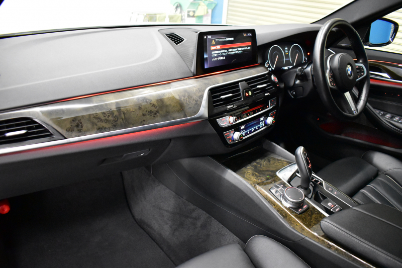 BMW 5シリーズ 530i Mｽﾎﾟｰﾂ 型式変更後モデル「JR20」ｾﾚｸﾄ&ﾊｲﾗｲﾝP ｻﾝﾙｰﾌ  全席ﾋｰﾀｰ付黒革 追従ACC HUD ﾊｰﾏﾝｶｰﾄﾞﾝ 4ｿﾞｰﾝAC 全面液晶ﾒｰﾀｰ LEDﾍｯﾄﾞﾗｲﾄ ﾀｯﾁﾊﾟﾈﾙHDDﾅﾋﾞ 全周囲ｶﾒﾗ3Dﾋﾞｭｰ Pｱｼｽﾄ 全面液晶ﾒｰﾀｰ 19AW Mﾊﾟﾌｫｰﾏﾝｽﾊﾟｰﾂ 電動ﾄﾗﾝｸ 2年保証